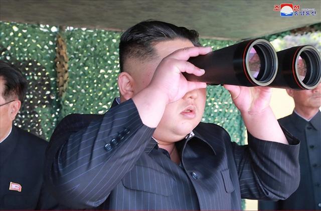 북한은 지난 9일 김정은 국무위원장의 지도 아래 조선인민군 전연(전방) 및 서부전선방어부대들의 화력타격훈련을 했다고 조선중앙통신이 10일 보도했다. 중앙통신이 공개한 사진에서 김 위원장이 훈련을 참관하고 있다.   [연합]