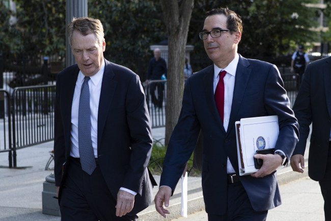 <YONHAP PHOTO-1390> United States Trade Representative Robert Lighthizer, left, and Treasury Secretary Steven Mnuchin walk on Pennsylvania Avenue back to the White House after meeting with Chinese Vice Premier Liu He for trade talks Thursday, May 9, 2019, in Washington. (AP Photo/Jon Elswick)/2019-05-10 08:03:25/ <저작권자 ⓒ 1980-2019 ㈜연합뉴스. 무단 전재 재배포 금지.>
<YONHAP PHOTO-1390> United States Trade Representative Robert Lighthizer, left, and Treasury Secretary Steven Mnuchin walk on Pennsylvania Avenue back to the White House after meeting with Chinese Vice Premier Liu He for trade talks Thursday, May 9, 2019, in Washington. (AP Photo/Jon Elswick)/2019-05-10 08:03:25/ <저작권자 ⓒ 1980-2019 ㈜연합뉴스. 무단 전재 재배포 금지.>
