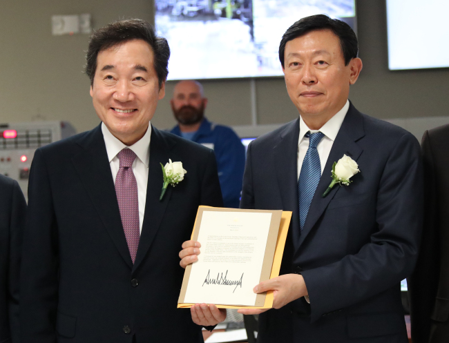 <YONHAP PHOTO-0257> 트럼프 미국 대통령 축하메시지 든 신동빈 회장 (레이크찰스[미국 루이지애나주]=연합뉴스) 김승두 기자 = 신동빈 롯데그룹 회장이 9일(현지시간) 미국 루이지애나주 레이크찰스에서 열린 롯데케미칼 석유화학공장 준공식에서 도널드 트럼프 미국 대통령의 축하메시지를 들고 있다. 왼쪽은 이낙연 국무총리. 2019.5.10 kimsdoo@yna.co.kr/2019-05-10 02:01:09/ <저작권자 ⓒ 1980-2019 ㈜연합뉴스. 무단 전재 재배포 금지.>
<YONHAP PHOTO-0257> 트럼프 미국 대통령 축하메시지 든 신동빈 회장 (레이크찰스[미국 루이지애나주]=연합뉴스) 김승두 기자 = 신동빈 롯데그룹 회장이 9일(현지시간) 미국 루이지애나주 레이크찰스에서 열린 롯데케미칼 석유화학공장 준공식에서 도널드 트럼프 미국 대통령의 축하메시지를 들고 있다. 왼쪽은 이낙연 국무총리. 2019.5.10 kimsdoo@yna.co.kr/2019-05-10 02:01:09/ <저작권자 ⓒ 1980-2019 ㈜연합뉴스. 무단 전재 재배포 금지.>