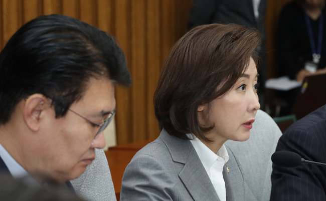 <YONHAP PHOTO-1697> 발언하는 나경원 (서울=연합뉴스) 하사헌 기자 = 자유한국당 나경원 원내대표가 10일 오전 국회에서 열린 원내대책 및 북핵외교안보특위 연석회의에서 발언하고 있다. 2019.5.10 toadboy@yna.co.kr/2019-05-10 09:54:20/ <저작권자 ⓒ 1980-2019 ㈜연합뉴스. 무단 전재 재배포 금지.>
<YONHAP PHOTO-1697> 발언하는 나경원 (서울=연합뉴스) 하사헌 기자 = 자유한국당 나경원 원내대표가 10일 오전 국회에서 열린 원내대책 및 북핵외교안보특위 연석회의에서 발언하고 있다. 2019.5.10 toadboy@yna.co.kr/2019-05-10 09:54:20/ <저작권자 ⓒ 1980-2019 ㈜연합뉴스. 무단 전재 재배포 금지.>