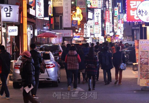 최근 하이트진로, 오비맥주 등 업계 1위 업체들의 출고가 인상이 이어지며 서민 술값이 들썩이고 있다. 참이슬 한 병(360㎖)의 출고가는 기존 1015.7원에서 1081.2원으로 65.5원 올랐지만 편의점, 마트, 식당 등에서 실제로 판매되는 소비자 가격은 1000원~3000원까지 격차를 보이며 ‘고무줄 가격’ 논란이 일고 있다. [헤럴드경제 DB]