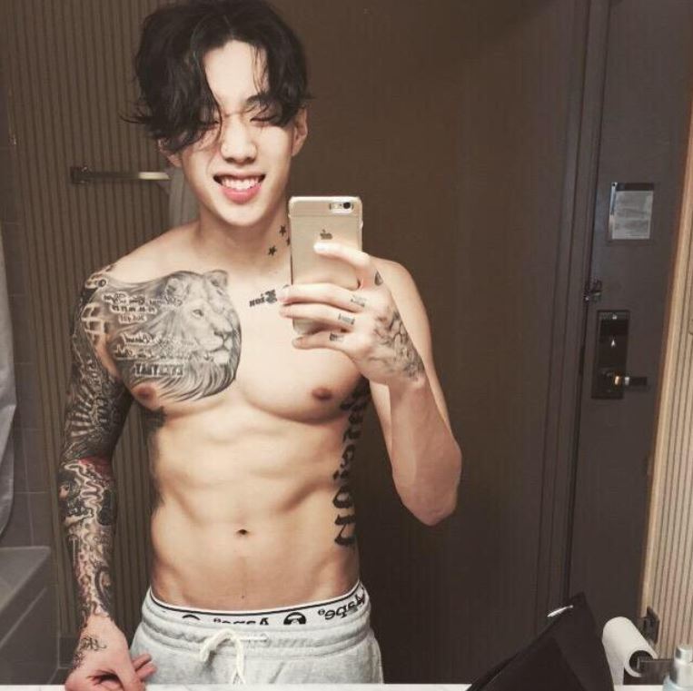 A black-and-grey tatoo of a lion on the right shoulder of K-pop artist Jay Park (Jay Park's Instagram)