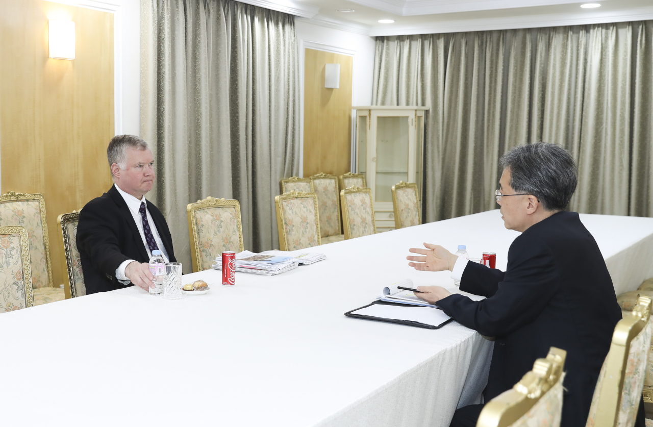 National Security Office deputy chief Kim Hyun-chong and US special envoy for North Korea Stephen Biegun discuss North Korean issues in Seoul on Friday. Yonhap