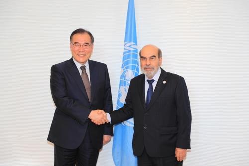 South Korea's Agriculture Minister Lee Gae-ho (L) shakes hands with Jose Graziano da Silva, the head of Food and Agriculture Organization (FAO), in this photo released by the Ministry of Agriculture, Food and Rural Affairs on March 19, 2019. (Yonhap)