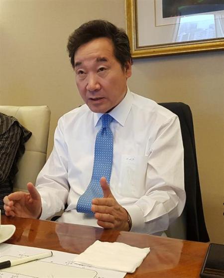 이낙연 국무총리가 지난 8일(현지시간) 에콰도르 수도 키토의 메리어트호텔에서 ‘쿠웨이트ㆍ콜롬비아ㆍ에콰도르’ 중동ㆍ남미 순방을 마치고 귀국하기 전 인터뷰를 하고 있다.
［국무총리실 제공］