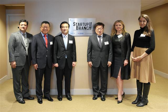 ‘스타트업 브랜치 뉴욕’ 개소식에 참석한 재미한국과학자협회 서광순 회장(왼쪽부터), 메타바이오메드 오석송 회장, 박효성 뉴욕총영사, 무협 김영주 회장, 베로니크 고티에르 브랜디앤에이 대표, 젠 셰넌 갤버나이즈 디렉터이 기념촬영을 하고 있다.