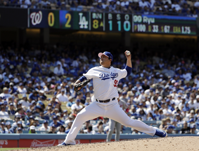 <YONHAP PHOTO-2042> Los Angeles Dodgers starting pitcher Hyun-Jin Ryu throws to the Washington Nationals during the eighth inning of a baseball game Sunday, May 12, 2019, in Los Angeles. (AP Photo/Marcio Jose Sanchez)/2019-05-13 08:11:10/ <저작권자 ⓒ 1980-2019 ㈜연합뉴스. 무단 전재 재배포 금지.>
<YONHAP PHOTO-2042> Los Angeles Dodgers starting pitcher Hyun-Jin Ryu throws to the Washington Nationals during the eighth inning of a baseball game Sunday, May 12, 2019, in Los Angeles. (AP Photo/Marcio Jose Sanchez)/2019-05-13 08:11:10/ <저작권자 ⓒ 1980-2019 ㈜연합뉴스. 무단 전재 재배포 금지.>