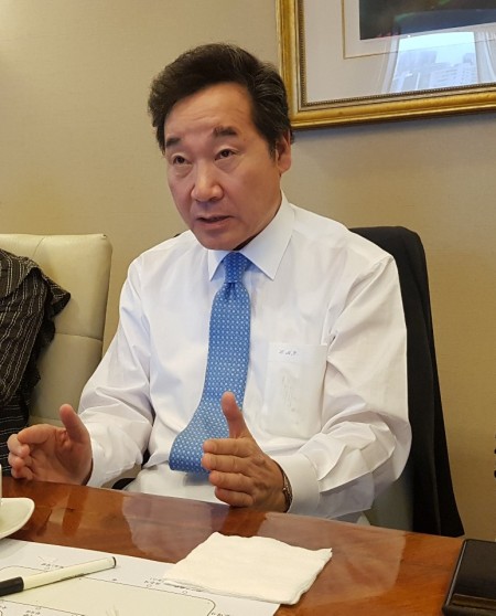 이낙연 국무총리가 지난 8일(현지시간) 에콰도르 수도 키토의 메리어트호텔에서 ‘쿠웨이트ㆍ콜롬비아ㆍ에콰도르’ 중동ㆍ남미 순방을 마치고 귀국하기 전 인터뷰를 하고 있다. ［국무총리실 제공］