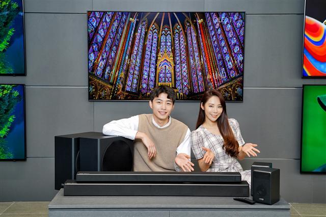 삼성전자 모델이 7.1.4채널을 지원하는 HW-Q950R과 3.1.2채널을 지원하는 HW-Q750R을 소개하고 있다. 	 [삼성전자 제공]