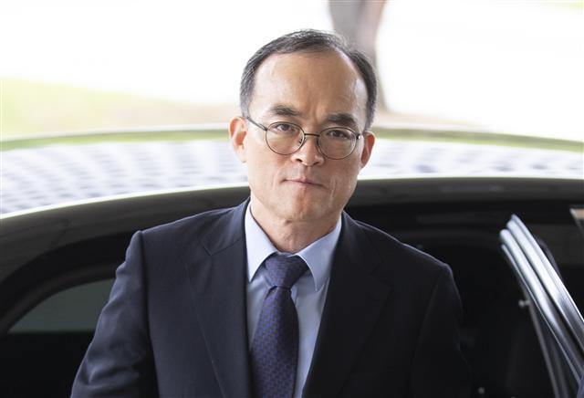문무일 검찰총장이 13일 오전 서울 서초구 대검찰청으로 출근하고 있다. 문 총장은 이번주 검경 수사권 조정과 관련해 기자회견을 열고 입장을 밝힐 예정이다.  [연합]