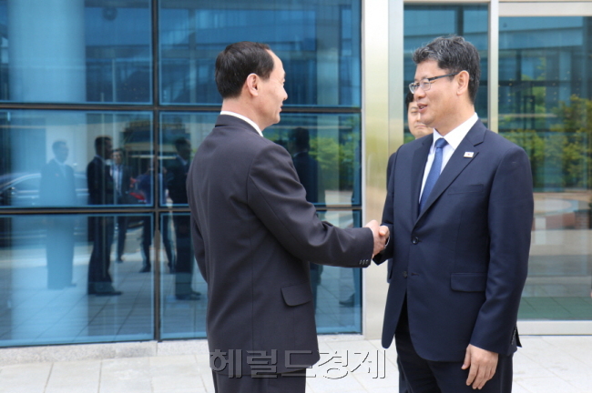 정부는 북한의 두 차례 단거리미사일 무력시위에도 불구하고 국민여론수렴 행보를 본격화하며 대북 인도적 식량지원 검토를 지속하겠다는 방침이다. 김연철 통일부장관이 지난 8일 취임 후 첫 방북으로 개성 남북공동연락사무소를 방문했을 때 영접나온 김영철 북한 임시소장대리와 악수를 나누고 있다. [헤럴드DB]