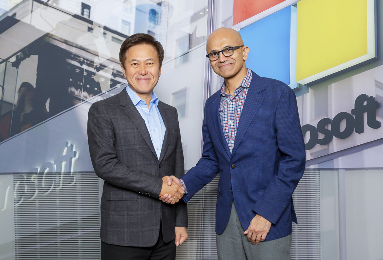 SKT-MICROSOFT PARTNERSHIP -- SK Telecom CEO Park Jung-ho (left) and Microsoft CEO Satya Nadella shake hands during a meeting at Microsoft’s headquarters in Redmond, Washington. SKT said Monday the two have signed a memorandum of understanding agreeing to collaborate in areas including 5G, artificial intelligence and cloud computing to foster new business opportunities. (SKT)　