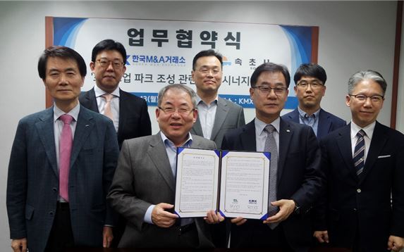 한국M&A거래소 이창헌회장(가운데 왼쪽),   속초시 하종수국장(오른쪽)
한국M&A거래소 이창헌회장(가운데 왼쪽),   속초시 하종수국장(오른쪽)