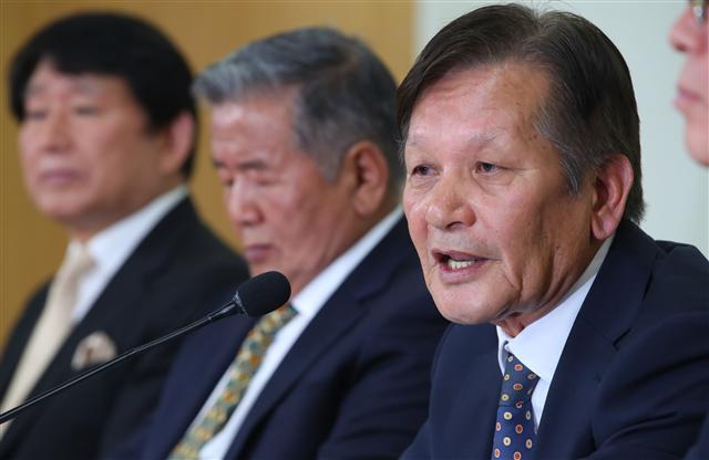 김용장 전 미 정보부대 군사정보관(오른쪽)이 13일 오후 서울 여의도 국회 의원회관에서 ‘5ㆍ18은 계획된 시나리오였다’ 특별기자회견을 하고 있다.    [연합]