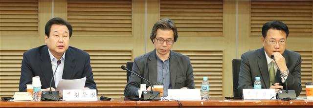 김무성 자유한국당 의원이 14일 오전 국회 의원회관에서 열린 ‘열린 토론, 미래: 대안 찾기’ 토론회에서 모두발언을 하고 있다.  [연합]