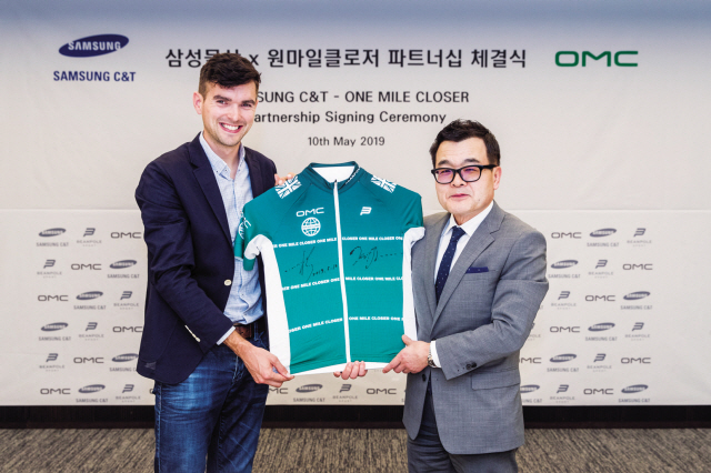 삼성물산 패션부문이 지난 10일 비영리 캠페인 단체 OMC와 파트너십을 체결했다. 사진은 박철규 삼성물산 패션부문장(오른쪽)과 탐험가 제임스 후퍼.  [삼성물산 패션부문 제공]