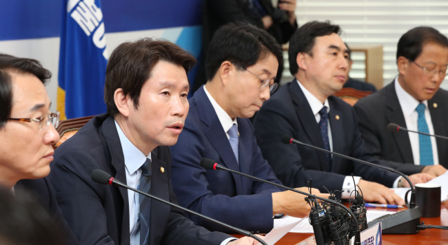<YONHAP PHOTO-1808> 발언하는 이인영 원내대표 (서울=연합뉴스) 하사헌 기자 = 더불어민주당 이인영 원내대표가 14일 오전 국회에서 열린 원내대책회의에서 발언하고 있다. 2019.5.14 toadboy@yna.co.kr/2019-05-14 09:59:51/ <저작권자 ⓒ 1980-2019 ㈜연합뉴스. 무단 전재 재배포 금지.>
<YONHAP PHOTO-1808> 발언하는 이인영 원내대표 (서울=연합뉴스) 하사헌 기자 = 더불어민주당 이인영 원내대표가 14일 오전 국회에서 열린 원내대책회의에서 발언하고 있다. 2019.5.14 toadboy@yna.co.kr/2019-05-14 09:59:51/ <저작권자 ⓒ 1980-2019 ㈜연합뉴스. 무단 전재 재배포 금지.>