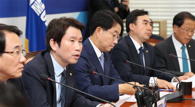 더불어민주당 이인영 원내대표가 14일 오전 국회에서 열린 원내대책회의에서 발언하고 있다(왼쪽). 자유한국당 나경원 원내대표가 14일 오전 국회에서 열린 원내대책회의에서 발언하고 있다.  [연합]