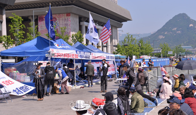 대한애국당이  광화문광장에 무단점거한  천막당사. <br />정희조 기자/checho@heraldcorp.com  190514
대한애국당이  광화문광장에 무단점거한  천막당사.
정희조 기자/checho@heraldcorp.com  190514
