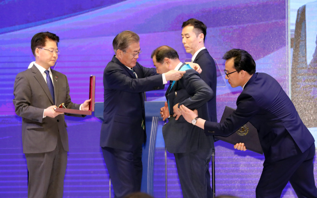 <YONHAP PHOTO-3397> 금탑산업훈장 수여하는 문 대통령 (서울=연합뉴스) 한상균 기자 = 문재인 대통령이 14일 오후 여의도 중소기업중앙회에서 열린 대한민국 중소기업인 대회에서 서한안타민 이균길 대표에게 금탑산업훈장을 수여하고 있다. 2019.5.14 xyz@yna.co.kr/2019-05-14 15:16:12/ <저작권자 ⓒ 1980-2019 ㈜연합뉴스. 무단 전재 재배포 금지.>
<YONHAP PHOTO-3397> 금탑산업훈장 수여하는 문 대통령 (서울=연합뉴스) 한상균 기자 = 문재인 대통령이 14일 오후 여의도 중소기업중앙회에서 열린 대한민국 중소기업인 대회에서 서한안타민 이균길 대표에게 금탑산업훈장을 수여하고 있다. 2019.5.14 xyz@yna.co.kr/2019-05-14 15:16:12/ <저작권자 ⓒ 1980-2019 ㈜연합뉴스. 무단 전재 재배포 금지.>