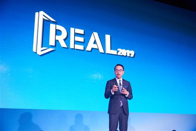홍원표 삼성SDS 대표가 최근 열린 고객초청행사 ‘리얼 2019’에서 블록체인 기술에 대해 설명하고 있는 모습. [삼성SDS 제공]