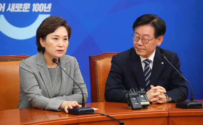 <YONHAP PHOTO-3919> 버스 파업 관련 논의 결과 브리핑하는 김현미 장관 (서울=연합뉴스) 김인철 기자 = 김현미 국토교통부 장관(왼쪽)이 14일 오후 여의도 국회 더불어민주당 당 대표 회의실에서 이해찬 대표와 버스 파업 관련 논의 후 브리핑을 하고 있다. 오른쪽은 이재명 경기도 지사. 2019.5.14 yatoya@yna.co.kr/2019-05-14 17:04:16/ <저작권자 ⓒ 1980-2019 ㈜연합뉴스. 무단 전재 재배포 금지.>
<YONHAP PHOTO-3919> 버스 파업 관련 논의 결과 브리핑하는 김현미 장관 (서울=연합뉴스) 김인철 기자 = 김현미 국토교통부 장관(왼쪽)이 14일 오후 여의도 국회 더불어민주당 당 대표 회의실에서 이해찬 대표와 버스 파업 관련 논의 후 브리핑을 하고 있다. 오른쪽은 이재명 경기도 지사. 2019.5.14 yatoya@yna.co.kr/2019-05-14 17:04:16/ <저작권자 ⓒ 1980-2019 ㈜연합뉴스. 무단 전재 재배포 금지.>