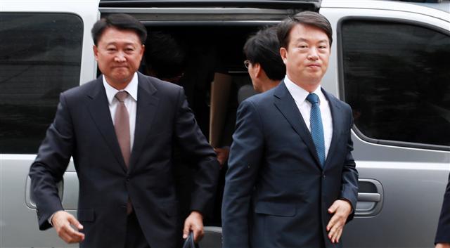 박근혜 전 대통령 시절 국회의원 선거에 불법 개입한 혐의를 받는 강신명(오른쪽), 이철성 전 경찰청장이 15일 오전 서울 서초구 서울중앙지방법원에서 구속 전 피의자 심문(영장실질심사)을 받기 위해 법정으로 향하고 있다.  [연합]