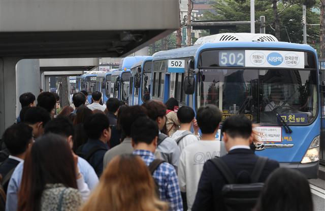 파업 돌입 직전 서울 시내버스 노사협상이 타결된 15일 오전 출근시간에 서울역버스환승센터에서 버스들이 정상 운행되고 있다. [연합]