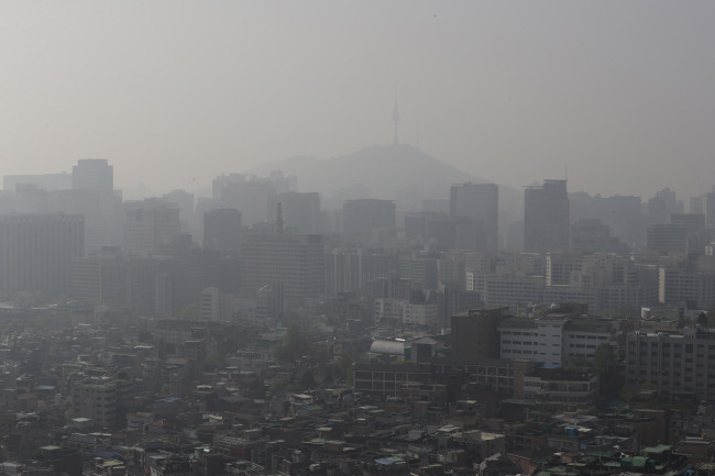 Fine dust blankets the Seoul sky. (Yonhap)