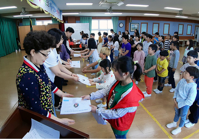 Students at an elementary school on Jeju Island present handwritten letters to their teachers on Wednesday. (Hado Elementary School/Yonhap)