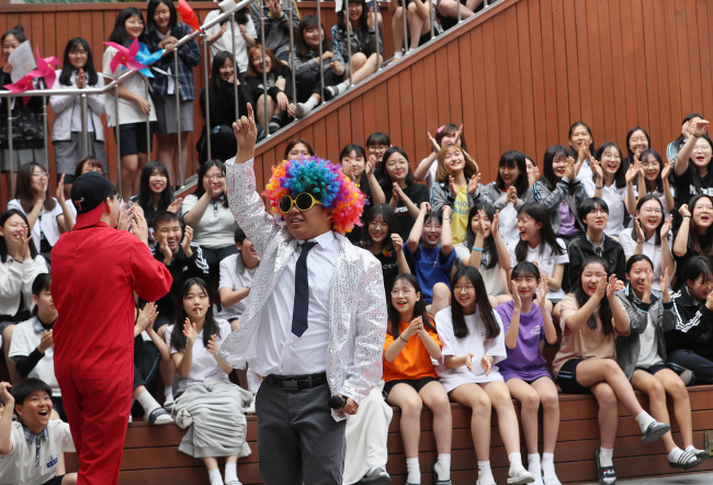 A teacher clowns around with students at a middle school in Seoul on Wednesday. (Yonhap)