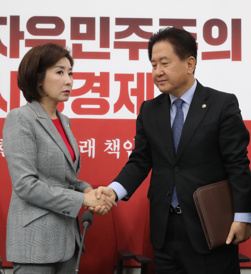 서주석 국방차관이 한 정치인과 악수하고 있다. [연합]