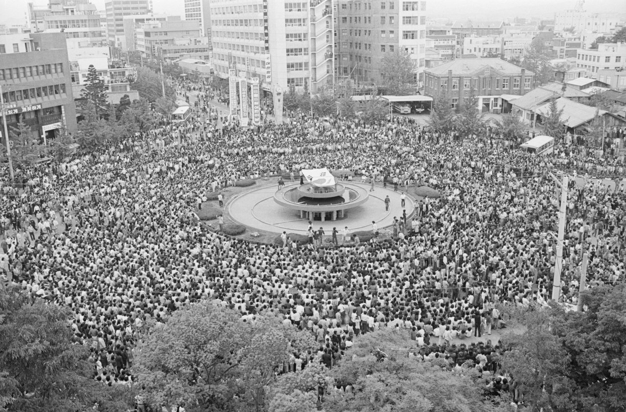 Gwangju citizens gather around a fountain in front of the former South Jeolla Provincial Government building. The Gwangju government has preserved the fountain, which has become a symbol of the Gwangju Democratic Uprising. (The May 18 Memorial Foundation)