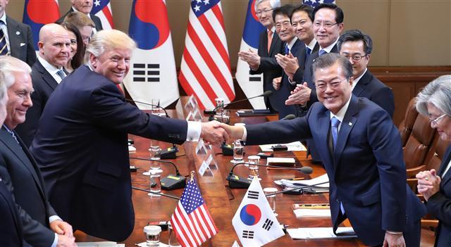 도널드 트럼프 미국 대통령이 내달 하순 일본에서 열리는 주요 20개국(G20) 정상회의를 계기로 방한, 문재인 대통령과 한미정상회담을 할 예정이라고 미 백악관이 15일(현지시간) 보도자료를 통해 발표했다. 지난 2017년 11월 문재인 대통령과 트럼프 대통령이 청와대 본관 집현실에서 열린 확대 정상회담에서 악수하고 있다.  [연합]