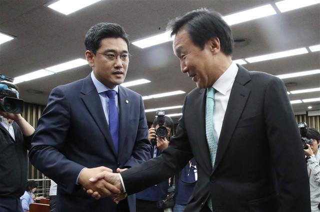 지난 15일 국회에서 열린 바른미래당 원내대표 선출 의원총회에서 손학규 대표(오른쪽)가 오신환 신임 원내대표와 악수하고 있다.  [연합]