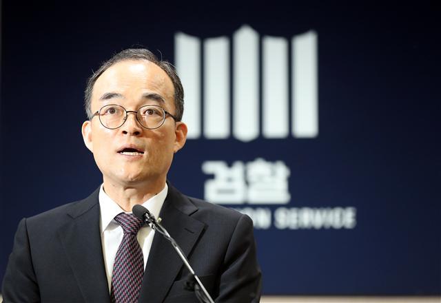 문무일 검찰총장이 16일 오전 서울 서초구 대검찰청에서 최근 국회가 입법 추진 중인 수사권 조정 법안에 대한 검찰 입장 관련 기자간담회에서 발언하고 있다.   [연합]
