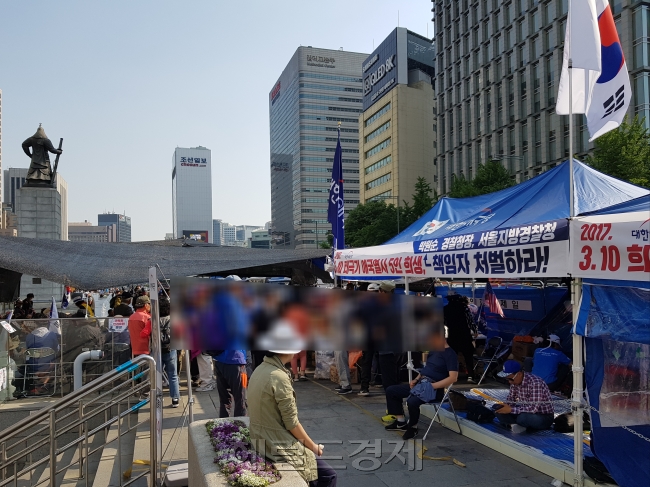 지난 14일 대한애국당이 광화문에 설치한 두 동의 텐트에 지지자들이 모여있는 모습[사진=성기윤 기자/skysung@heraldcorp.com]