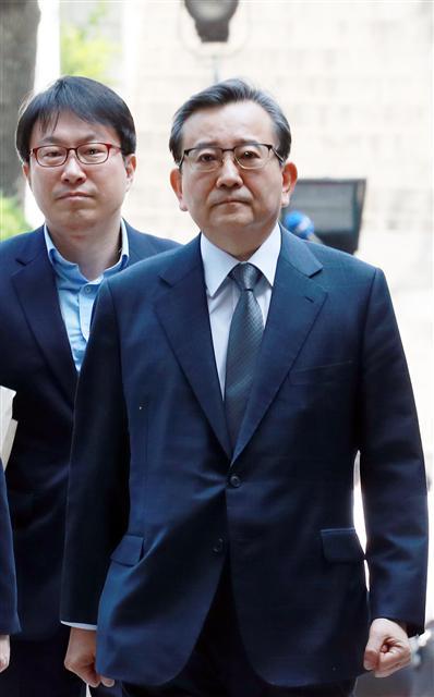 김학의 전 법무부 차관이 16일 오전 서울 서초동 중앙지법에서 열린 구속전 피의자 심문(영장실질심사)을 받기 위해 법정으로 향하고 있다.  [연합]