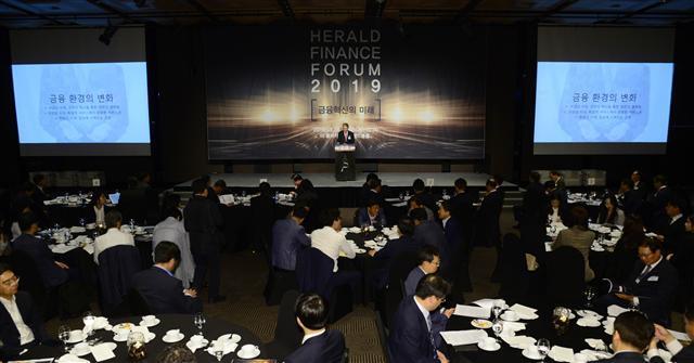 헤럴드경제가 16일 서울 더 플라자호텔에서 개최한 ‘2019 헤럴드 금융포럼’ 에 정계, 관계, 금융계 인사 등 200여명이 참석해 성황을 이룬 가운데 기조연설과 주제 발표에 이어 열띤 토론이 이어졌다. 임종룡 전 금융위원장이 기조연설을 하고 있다.  박해묵 기자/mook@