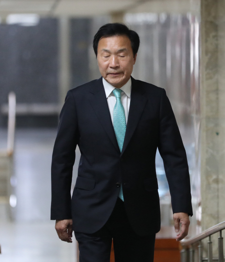 손학규 바른미래당 대표가 16일 오후 기자간담회를 위해 국회 당대표실에 들어서고 있다. [연합]