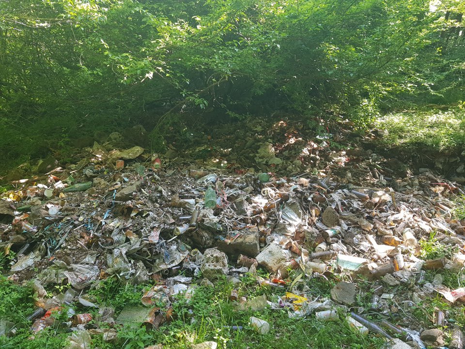 Garbage dump in Hallasan National Park in Jeju Island (Yonhap)
