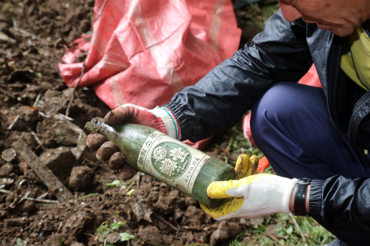 A bottle of Hanil soju, which stopped sales almost 30 years ago, found amongst dump. (Yonhap)