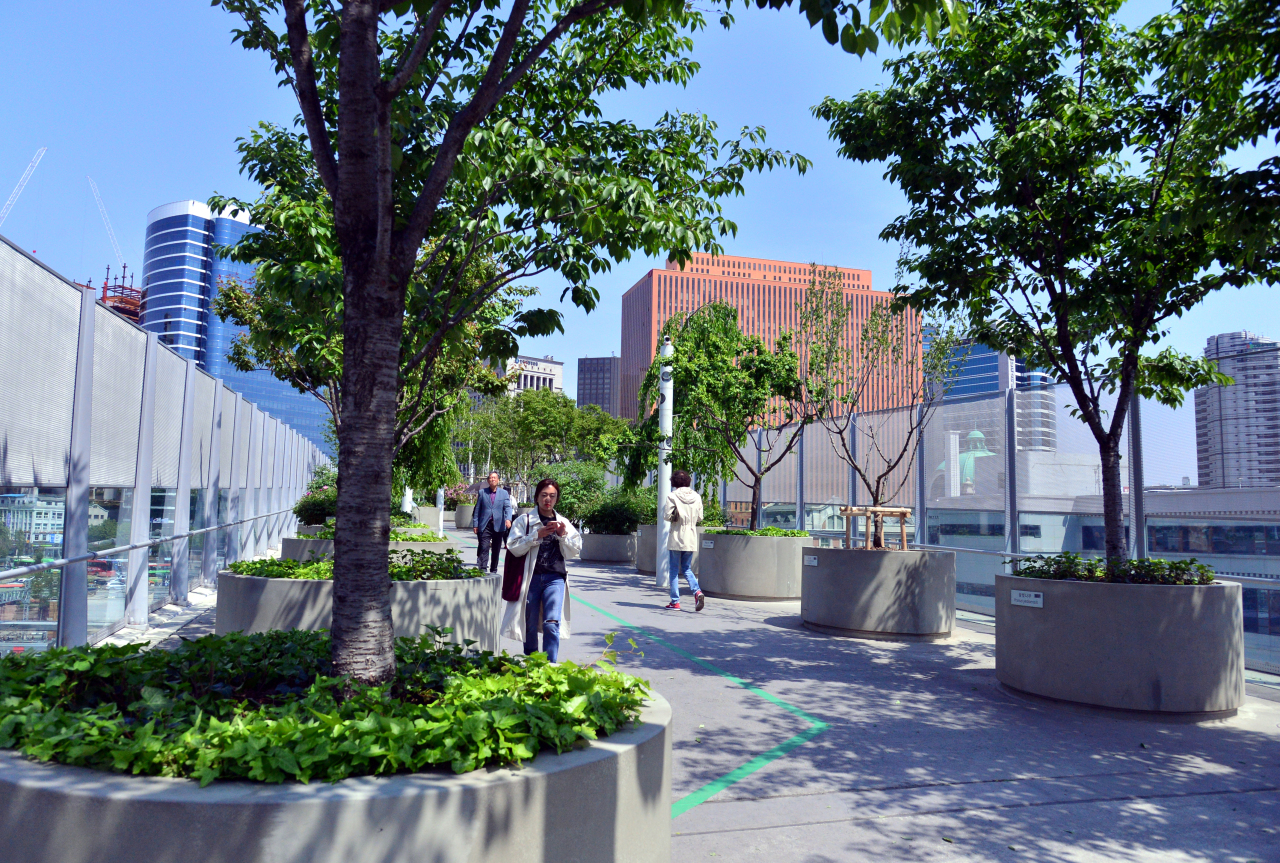 Trees and flowers at Seoullo 7017 by Park Hyun-koo. The Korea Herald