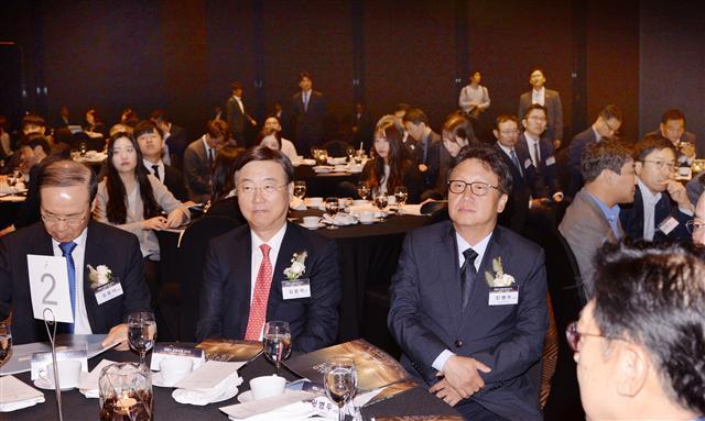 국회 정무위원장인 민병두(오른쪽) 더불어민주당 의원과 정무위 자유한국당 간사인 김종석(가운데) 의원이 16일 서울 중구 더플라자호텔에서 열린 ‘헤럴드금융포럼2019’에 참석해 기조연설을 듣고 있다.  [정희조 기자/checho@]