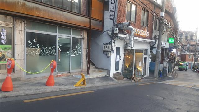 지난 13일 서울 경리단길 입구에 임차인을 구한다는 부동산 광고가 붙어있다. 경리단길은 젠트리피케이션으로 임대료가 크게 오른 대표적인 상권이다. (왼쪽 사진) 서울 용산구의 해방촌의 모습. 성기윤 기자/skysung@
