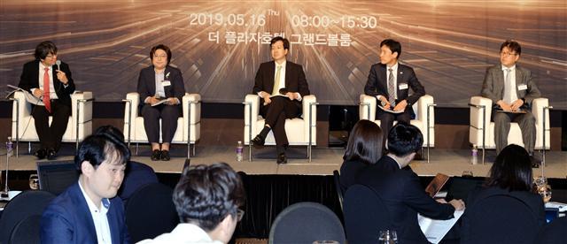 지난 16일 서울 더 플라자 호텔에서 개최된 ‘2019 헤럴드 금융 포럼’에서 ‘마이데이터의 미래’란 주제로 1세션 패널들이 토론을 하고 있다. 왼쪽부터 좌장을 맡은 정유신 서강대 경영학부 교수, 김민정 크레파스 대표, 정성구 김앤장 법률사무소 변호사, 이욱재 KCB 컨설팅사업본부장, 조규민 금융보안원 금융데이터전략부장.  정희조 기자/checho@