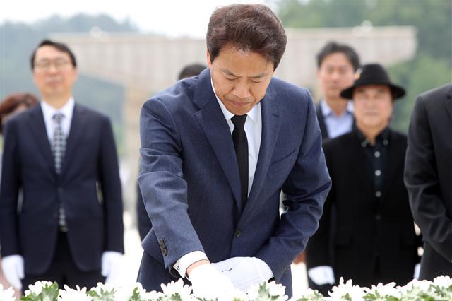 정세균 전 국회의장이 최근 종로구 장수 어르신 초청 효잔치에서 배식봉사를 하고 있다(왼쪽 사진). 임종석 전 대통령 비서실장이 최근 국립 5ㆍ18민주묘지 참배단에서 분향하고 있다.  [연합]