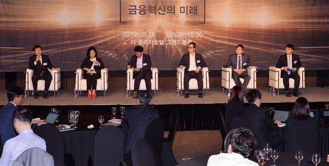16일 서울 소공동 더플라자호텔에서 열린 ‘헤럴드금융포럼 2019’에서 세션3 ‘핀테크와 보험의 미래’에 참석한 김헌수(왼쪽부터) 순천향대 IT금융경영학과 교수와 박소정 서울대 경영대 교수,  이한진 금융위원회 금융데이터정책과장, 주제발표를 한 김규동 보험연구원 연구위원 등이 토론을 펼치고 있다. [정희조 기자/checho@]