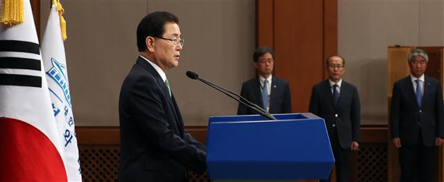 정의용 국가안보실장이 17일 오전 청와대에서 리비아 피랍 한국인에 대한 브리핑을 하고 있다.   [연합]
