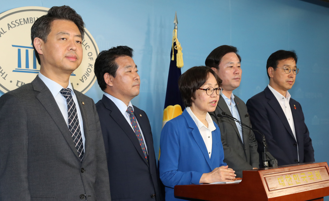 <YONHAP PHOTO-3924> 5.18 망언 의원 징계 불발 규탄하는 민주당 (서울=연합뉴스) 하사헌 기자 = 더불어민주당 소속 국회 윤리특위 위원들이 16일 오전 국회 정론관에서 5.18 망언 의원 징계 불발을 규탄하는 기자회견을 하고 있다. 왼쪽부터 김영호, 박정 의원, 권미혁 간사, 송갑석, 위성곤 의원. 2019.5.16 toadboy@yna.co.kr/2019-05-16 10:46:57/ <저작권자 ⓒ 1980-2019 ㈜연합뉴스. 무단 전재 재배포 금지.>
<YONHAP PHOTO-3924> 5.18 망언 의원 징계 불발 규탄하는 민주당 (서울=연합뉴스) 하사헌 기자 = 더불어민주당 소속 국회 윤리특위 위원들이 16일 오전 국회 정론관에서 5.18 망언 의원 징계 불발을 규탄하는 기자회견을 하고 있다. 왼쪽부터 김영호, 박정 의원, 권미혁 간사, 송갑석, 위성곤 의원. 2019.5.16 toadboy@yna.co.kr/2019-05-16 10:46:57/ <저작권자 ⓒ 1980-2019 ㈜연합뉴스. 무단 전재 재배포 금지.>